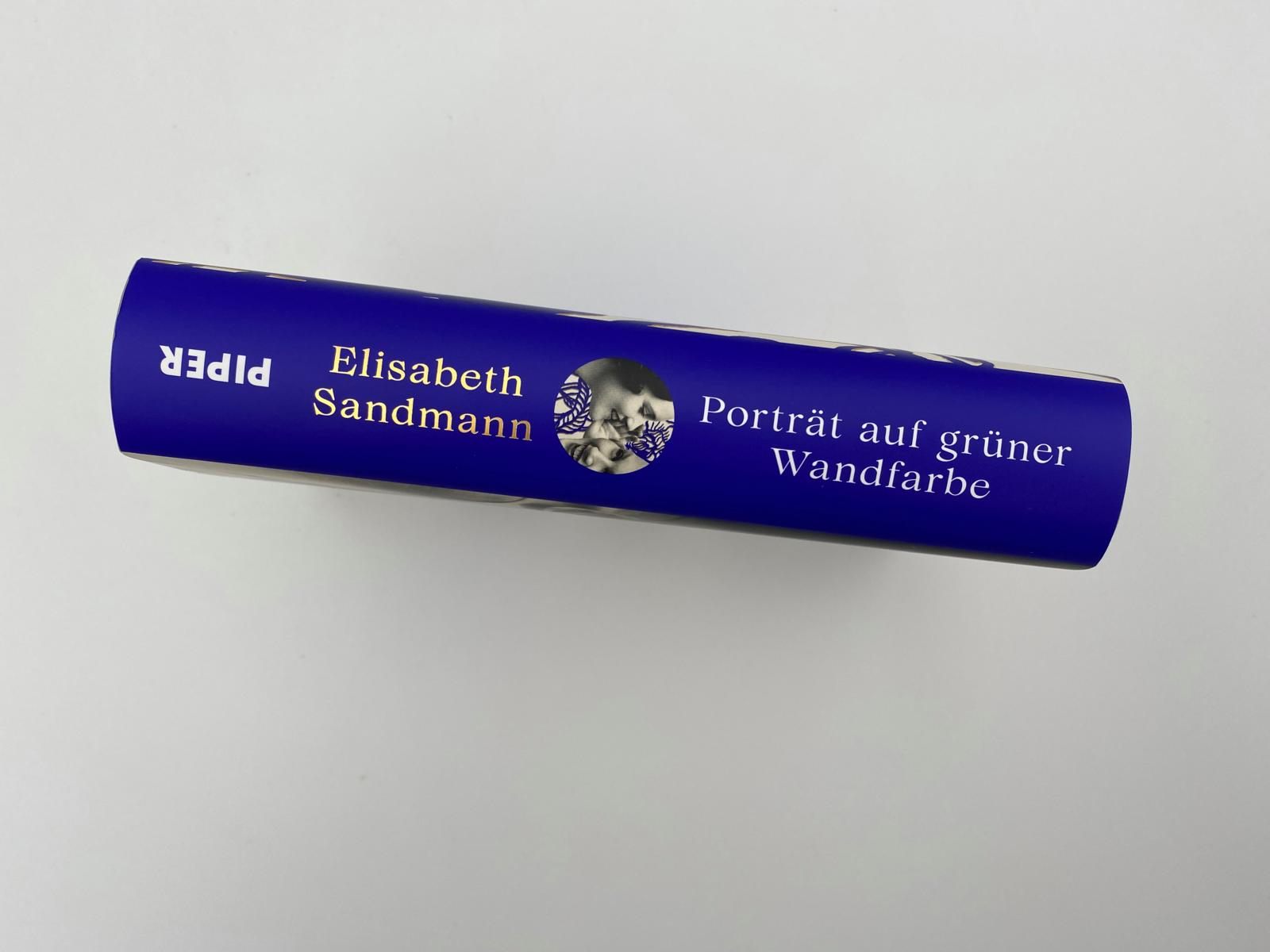 Porträt auf grüner Wandfarbe