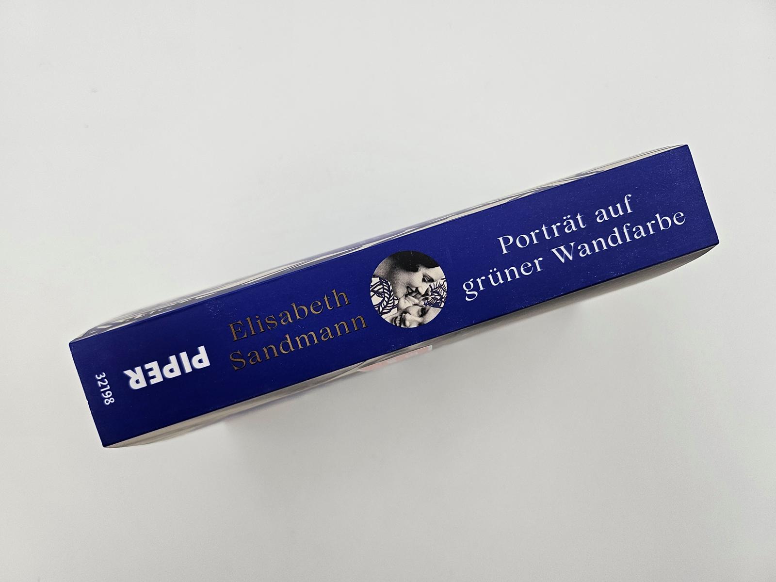 Porträt auf grüner Wandfarbe